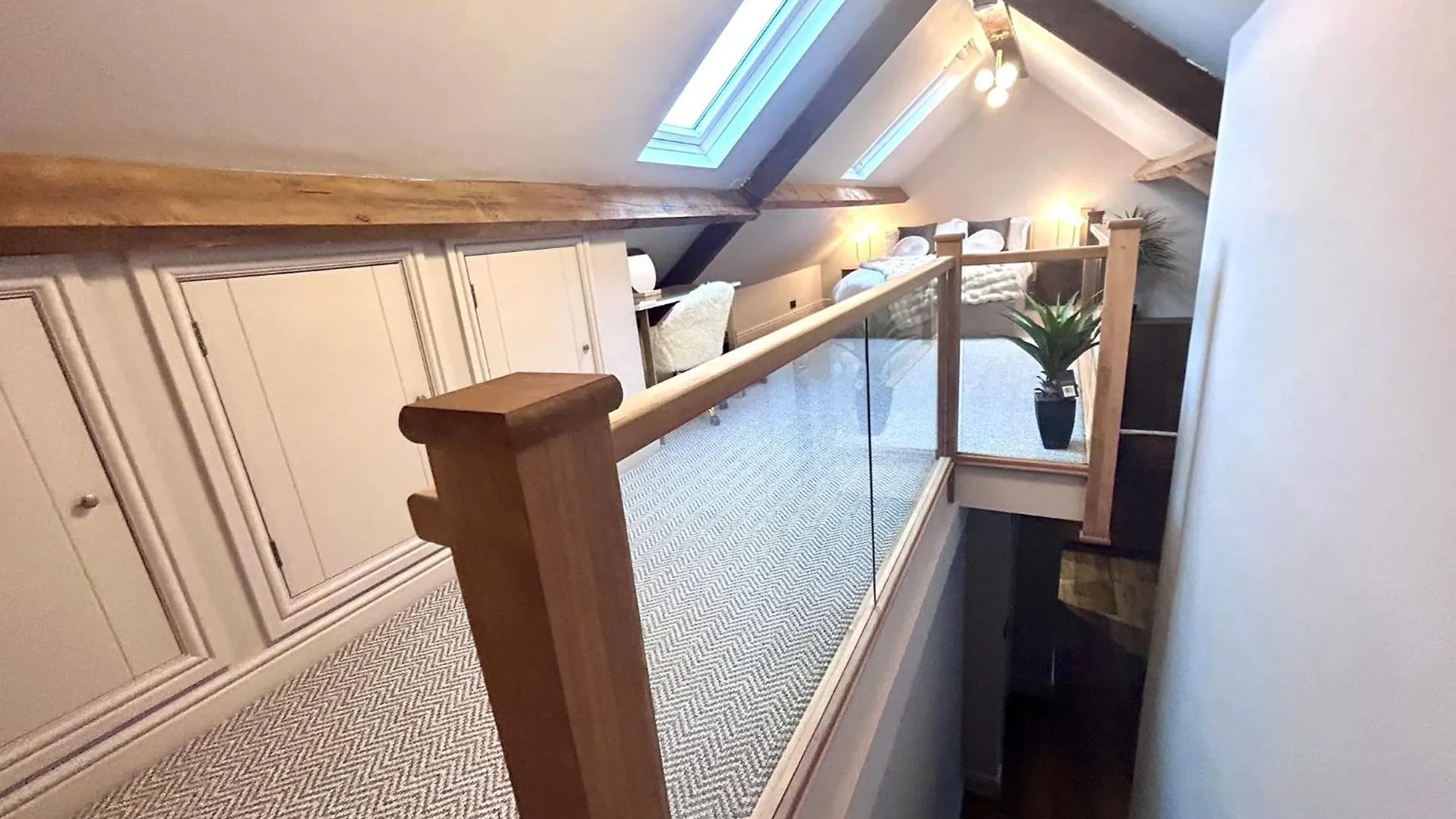 Luxury Penarth Loft - Near Cardiff 아파트
